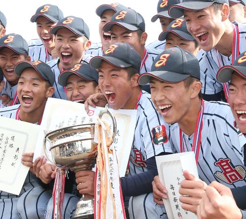 白樺学園対札幌日大　優勝杯を持ちナインと記念撮影する業天主将（中央）（撮影・黒川智章）