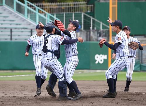 白樺学園対札幌日大　優勝し歓喜する白樺学園ナイン（撮影・黒川智章）