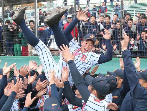 白樺学園対札幌日大　胴上げされ笑顔の業天主将（撮影・黒川智章）