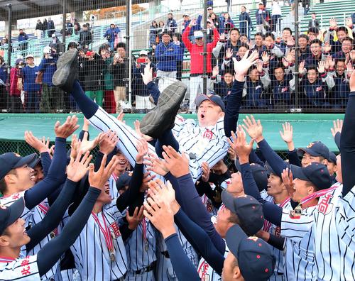 白樺学園対札幌日大　優勝しナインに胴上げされる戸出監督（撮影・黒川智章）