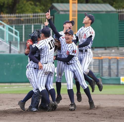 白樺学園対札幌日大　優勝し歓喜する白樺学園ナイン（撮影・黒川智章）
