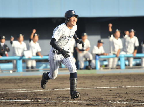 北陸対北越　9回1死二塁、サヨナラ打を放ち笑顔で一塁へ走る本間圭