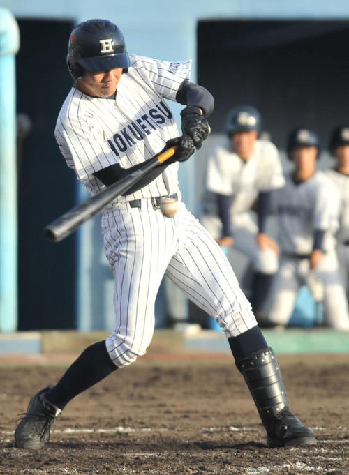 北陸対北越　9回1死二塁から右翼線にサヨナラ打を放つ北越・本間圭