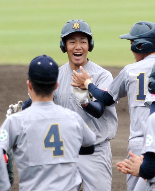 仙台商対青森山田　9回裏青森山田2死三塁、4番八戸が右中間にサヨナラ二塁打を放ち、仲間に迎えられる