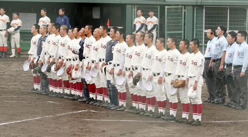 東奥義塾対学法福島　3－2で勝利し校歌を歌う東奥義塾の選手たち