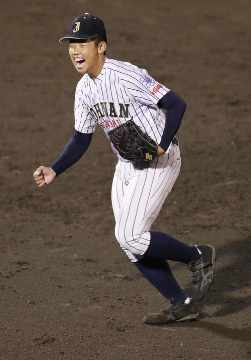 仙台城南対花巻東　完投勝利で初戦を突破し喜ぶ仙台城南・阿部伶桜