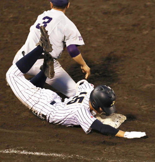 仙台城南対花巻東　11回表仙台城南2死満塁、代打の代打で三遊間への決勝内野安打を放ちヘッドスライディングする高橋大