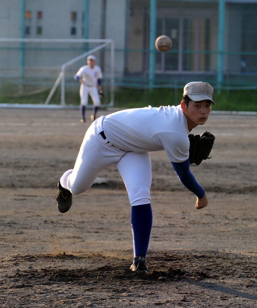 シート打撃で投球する知徳・栗田（2019年6月13日撮影）