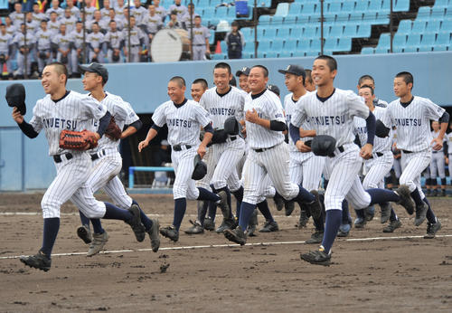 北越対上田西　スタンドへ勝利を報告する北越ナイン（撮影・山岸章利）