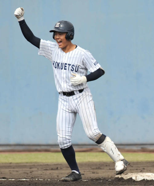 北越対上田西　6回北越1死二塁、右前適時打を放ち、一塁ベース上でガッツポーズする佐藤圭遊撃手（撮影・山岸章利）