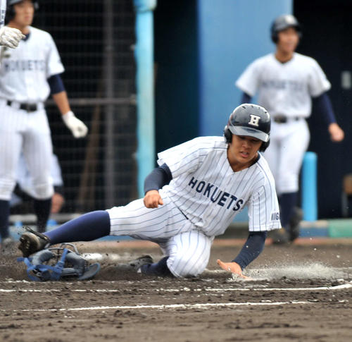 北越対上田西　初回北越2死一、三塁、重盗を決め本塁に生還する佐藤圭遊撃手（撮影・山岸章利）