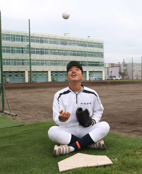 ドラフトでの指名を待つ札幌創成の竹内（撮影・浅水友輝）
