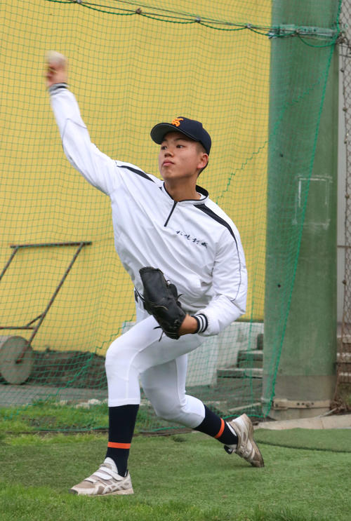練習で汗を流しながらドラフト指名を待つ札幌創成の竹内（撮影・浅水友輝）
