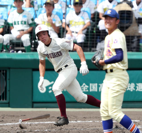 旭川大高・持丸（左）は奥川から中前打を放つ（2019年8月7日撮影）
