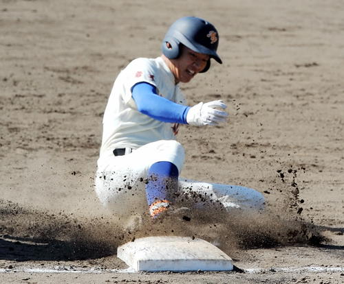 東奥義塾対盛岡大付　7回裏、盛岡大付2死二塁。背番号20の9番代打・阿部が先制右中間三塁打を放ち三塁に滑り込む