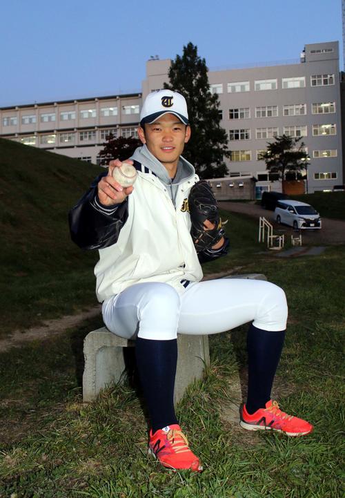 ドラフト会議での指名を待つ東海大札幌の小林珠（撮影・永野高輔）