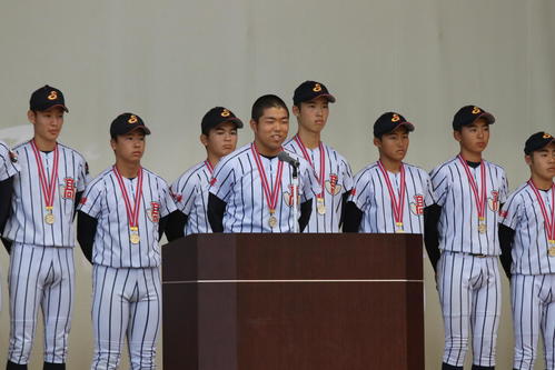 優勝報告会であいさつをする白樺学園・業天主将（撮影・西塚祐司）