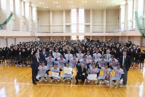 全校生徒と一緒に記念撮影をする白樺学園ナイン（撮影・西塚祐司）