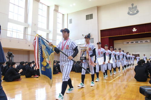 優勝報告会に登場した白樺学園ナイン（撮影・西塚祐司）