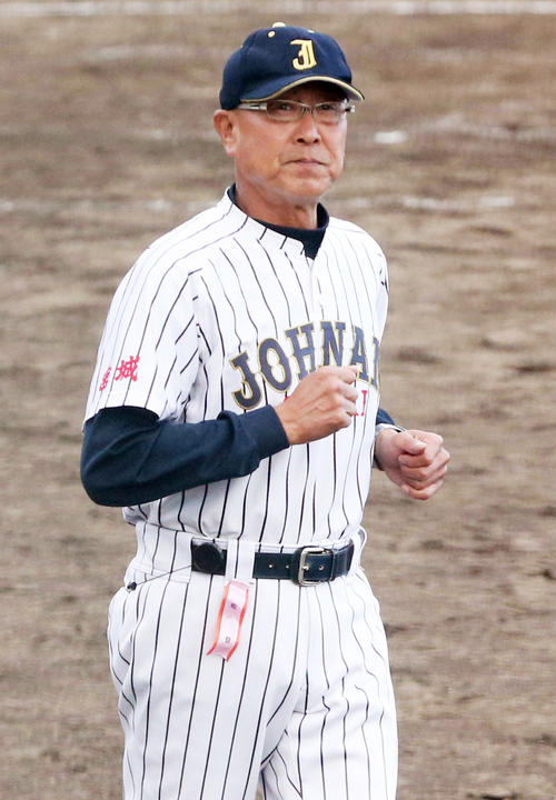 磐城対仙台城南　応援団へのあいさつに向かう仙台城南・角晃司監督
