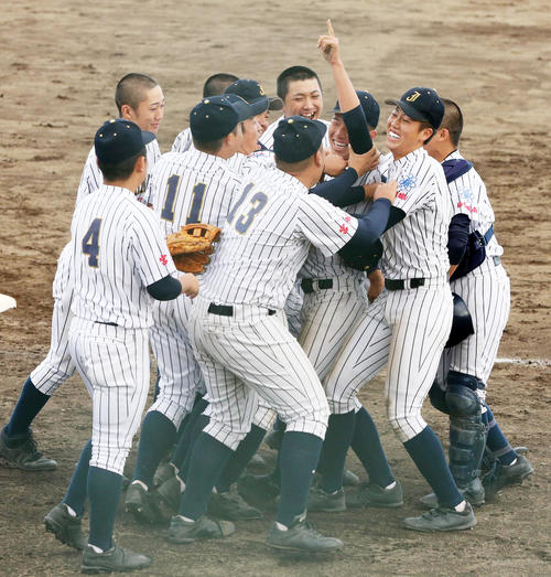磐城対仙台城南　初出場で準決勝進出を決めた仙台城南の選手たちは、9回2死から左邪飛を好捕した川村（中央）を囲み大喜び（撮影・野上伸悟）