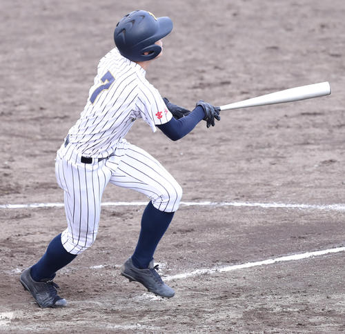 磐城対仙台城南　7回裏仙台城南2死三塁、左越え2点本塁打を放つ立山（撮影・野上伸悟）