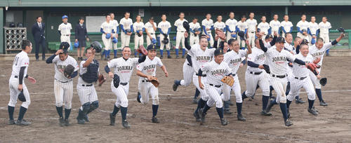 磐城対仙台城南　初出場で準決勝進出を決め大喜びで応援席に向かう仙台城南の選手たち（撮影・野上伸悟）