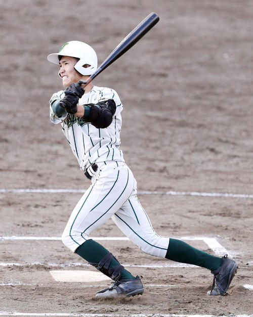 鶴岡東対青森山田　8回表鶴岡東2死二、三塁、左越え3点本塁打を放つ野川（撮影・野上伸悟）
