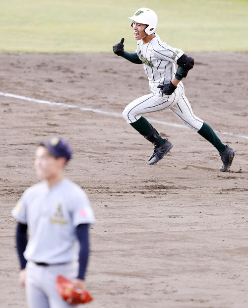 鶴岡東対青森山田　8回2死二、三塁、藤森（手前）から左越え3点本塁打を放ちガッツポーズで喜ぶ野川（撮影・野上伸悟）