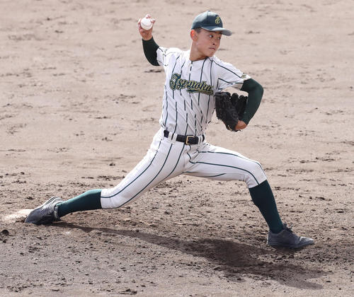 鶴岡東対青森山田　力投する鶴岡東・小林（撮影・野上伸悟）