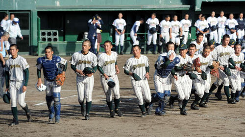 初の決勝進出を決め、応援席へあいさつに向かう鶴岡東ナイン（撮影・佐々木雄高）