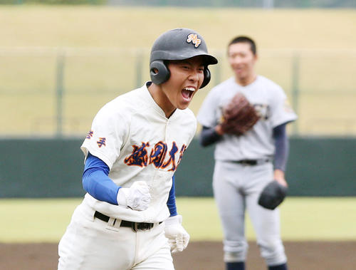 初回、先制2点本塁打を放つ塚本（撮影・野上伸悟）