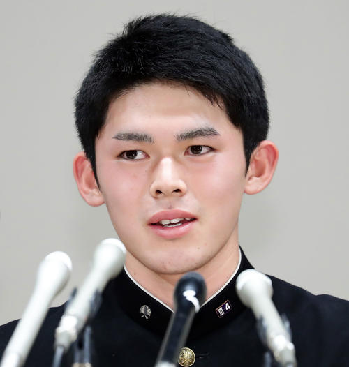 ロッテ1位交渉権の大船渡・佐々木は質問に少し笑みを浮かべる（撮影・浅見桂子）