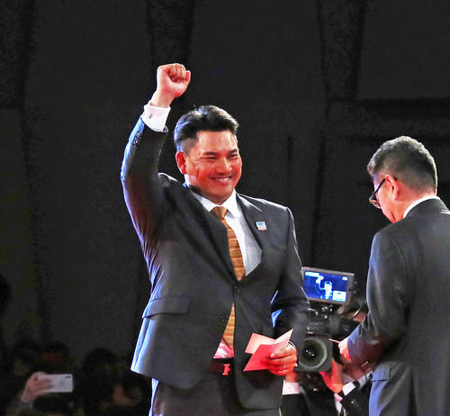 大船渡・佐々木の交渉権を獲得し、ガッツポーズするロッテ井口監督（撮影・足立雅史）