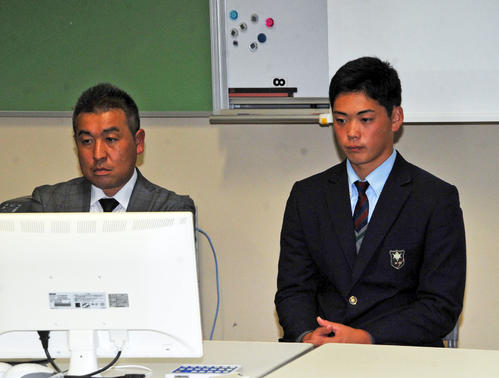 ドラフト中継を見守る知徳・栗田（右）と初鹿監督（撮影・古地真隆）