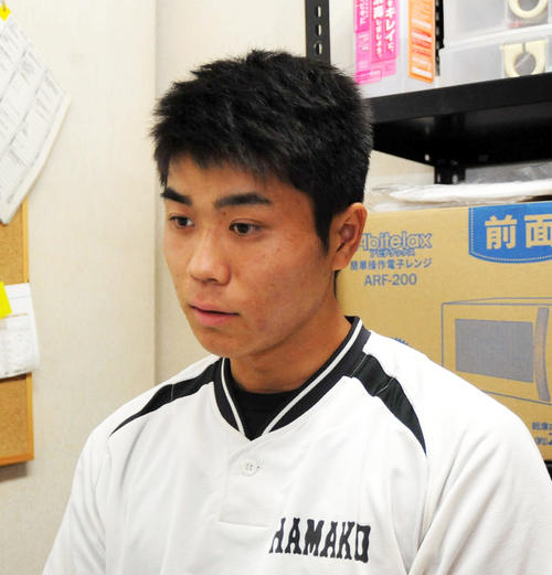 ドラフト会議の結果を受け、取材に応じる浜松工の塩崎栄多外野手（撮影・倉橋徹也）
