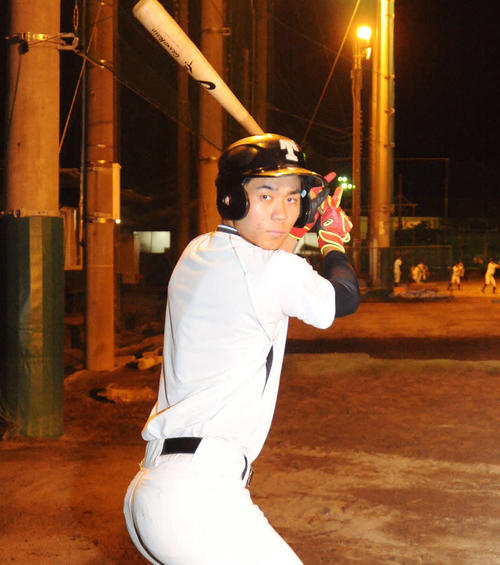 普段通りに練習に参加した浜松工の塩崎栄多外野手（撮影・倉橋徹也）