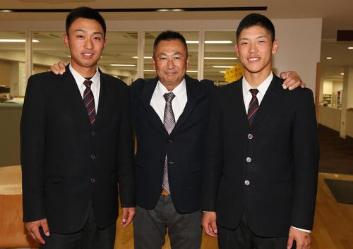ソフトバンク育成3位の八戸学院光星・伊藤（左）とヤクルト6位指名の武岡龍星（右）は、仲井監督から激励され笑顔（撮影・野上伸悟）