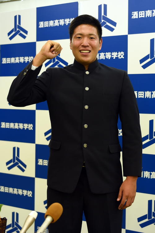 巨人から6位指名された酒田南・伊藤はガッツポーズ（撮影・山田愛斗）