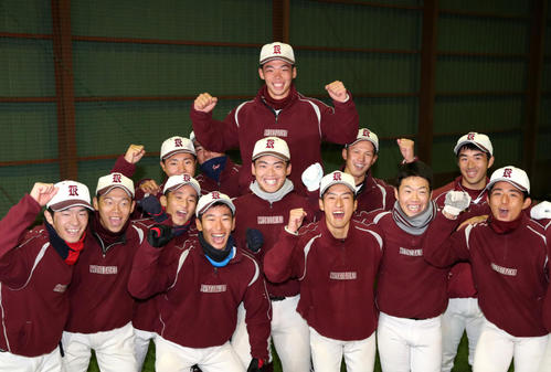 広島育成ドラフト1位指名を受けチームメートに肩車される旭川大高の持丸（中央上）（撮影・佐藤翔太）
