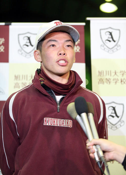 広島育成ドラフト1位指名を受け囲み取材を受ける旭川大高の持丸（撮影・佐藤翔太）