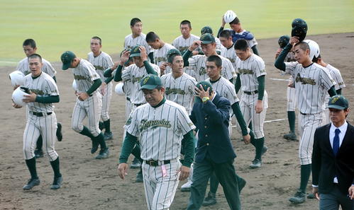 初優勝を逃し、ベンチに引き揚げる鶴岡東ナイン