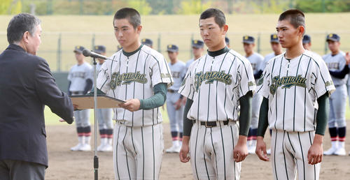 鶴岡東対仙台育英　準優勝の表彰を受ける鶴岡東。左から鈴木主将、馬場、野川