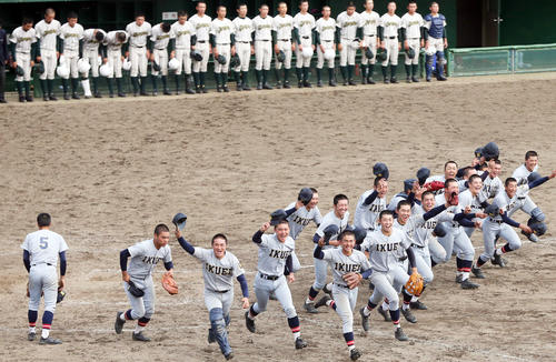 優勝し大喜びで応援席に走る仙台育英の選手たち（撮影・野上伸悟）