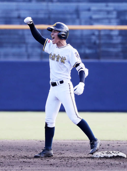 習志野対前橋育英　5回裏前橋育英2死満塁、飯野は右中間適時二塁打を放ちガッツポーズ（撮影・鈴木正人）