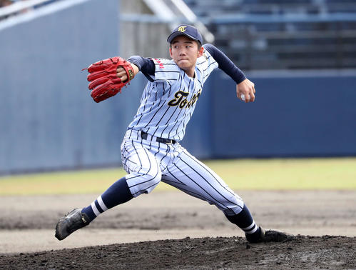 東海大相模対駿台甲府　先発し力投する東海大相模・諸隈（撮影・鈴木正人）