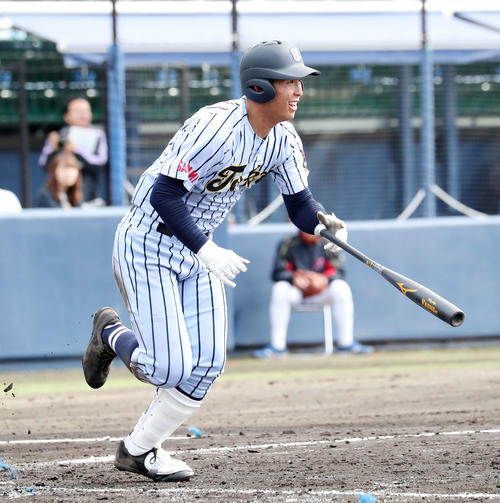 東海大相模対駿台甲府　7回表東海大相模1死満塁、西川は右前適時打を放つ（撮影・鈴木正人）
