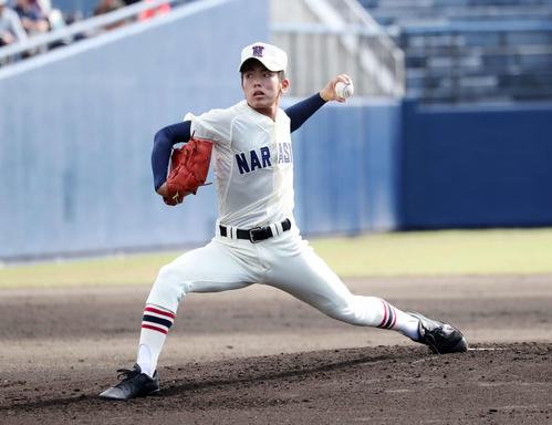習志野対前橋育英　先発し力投する習志野・山内（撮影・鈴木正人）