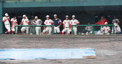 初芝立命対智弁和歌山　2回で降雨落雷で中断、ベンチで待つ智弁和歌山ナイン（撮影・奥田泰也）