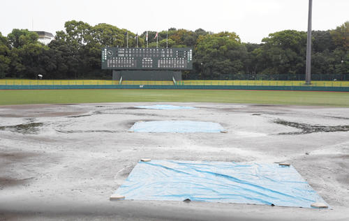 初芝立命対智弁和歌山は2回で降雨落雷で中止となる（撮影・奥田泰也）